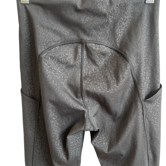 Athleta Ultimate Stash Pocket Embossed XS EUC - Picture 8 of 9